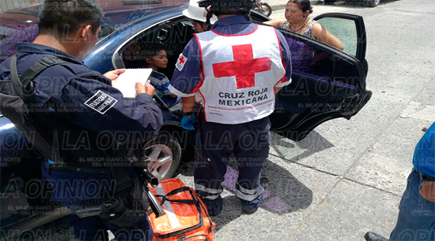 Aparatoso choque entre una camioneta y un automóvil