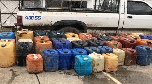 Aseguran camioneta con gasolina robada Aseguran camioneta con gasolina robada