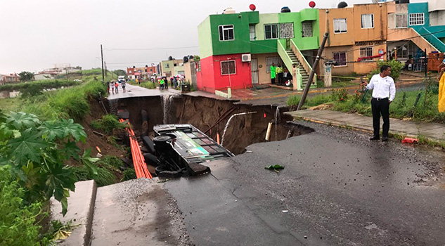 Autobús con pasajeros cae en hundimiento en Veracruz Autobus Tragado Tierra