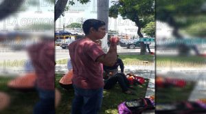 Motociclistas embestidos por auto compacto