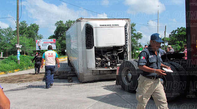Caja contenedora derrama diesel tras desprenderse de tráiler Caja Contenedora Derrama Diesel