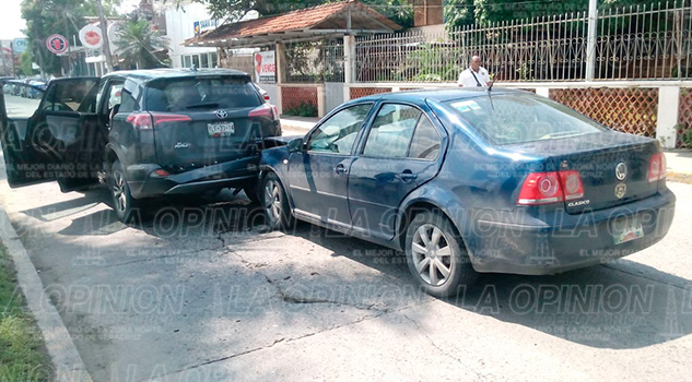Por distraído se estrelló contra camioneta Conductor Distraido Choca