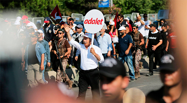 Decenas de miles de manifestantes cierran en Estambul la marcha por la Justicia contra Erdogan Decenas de miles de manifestantes cierran en Estambul la marcha por la Justicia contra Erdogan
