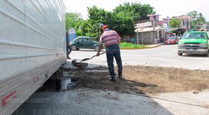 Caja contenedora derrama diesel tras desprenderse de tráiler Derrama Diesel Caja Contenedora