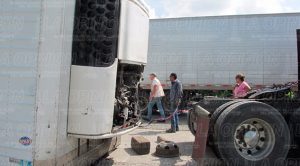 Caja contenedora derrama diesel tras desprenderse de tráiler