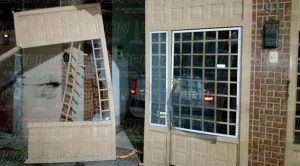 Destroza su automóvil y portón de residencia Destroza Auto Portón Tuxpan
