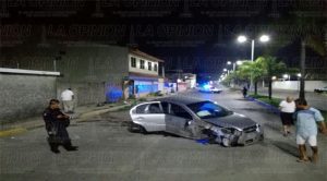 Destroza automóvil al estrellarse en un portón
