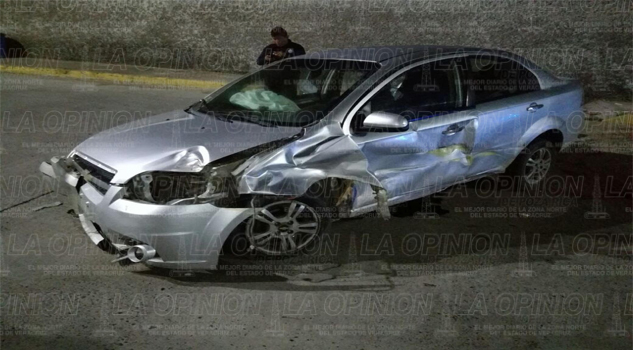 Destroza automóvil al estrellarse en un portón Destroza automóvil al2