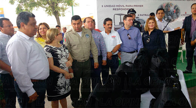 El alcalde de Poza Rica entrega equipo a la policía intermunicipal El alcalde de Poza Rica entrega equipo a la policía intermunicipal