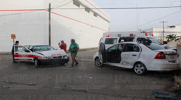 Encontronazo en la Av. Juárez Encontronazo en la Av. Juárez1