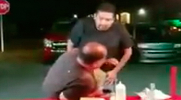 Estadounidense insulta a mexicanos, lo golpean y llora Estadunidense insulta a mexicanos, lo golpean y llora