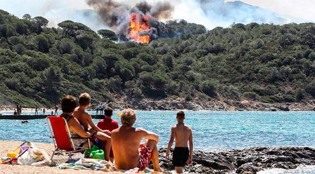 Evacuan a 10.000 personas por incendios en Francia Evacuan a 10.000 personas por incendios en Francia