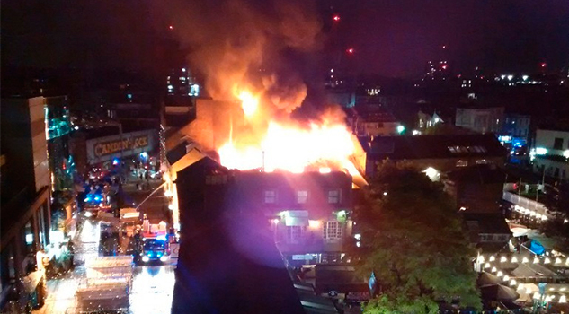 Incendio consume edificio en el turístico mercado Camden Lock en Londres Incendio consume edificio en el turístico mercado Camden Lock en Londres