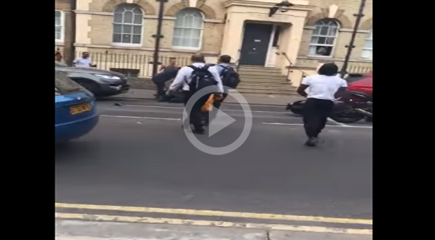 Intentan robarle la moto y varios transeúntes lo impiden Intentan robarle la moto y varios transeúntes lo impiden