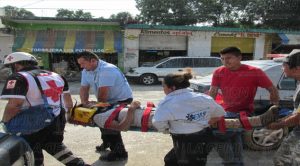Joven motociclista lesionado