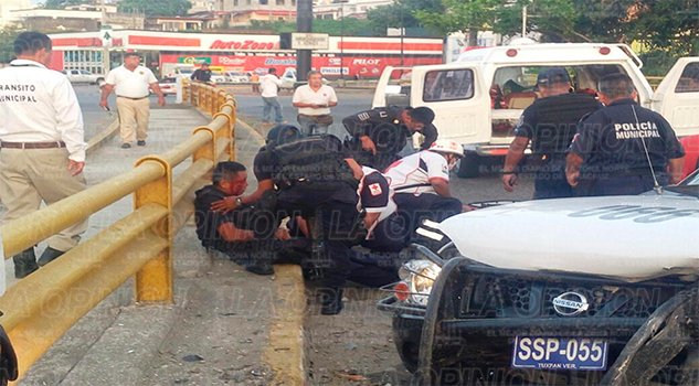 Policías continúan hospitalizados Policías continúan hospitalizados