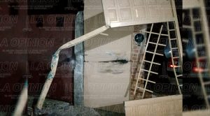 Destroza su automóvil y portón de residencia Portón Tuxpan Destroza Auto