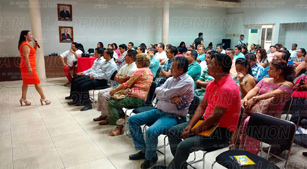 Profesores reciben instrucción sobre liderazgo y valores Profesores reciben instrucción sobre liderazgo y valores.