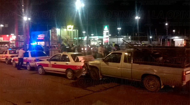 Se estrella contra dos taxis