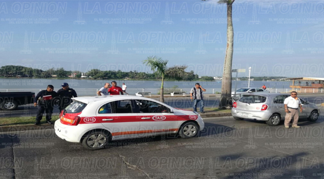 Taxista provoca accidente TAXIACCIDENTEDAÑOS