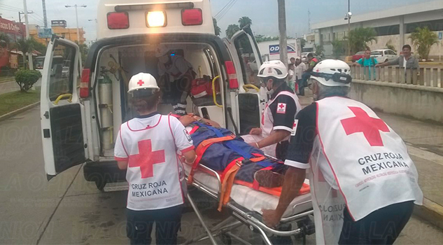 Taxi embiste a motociclista Taxi embiste a motociclista