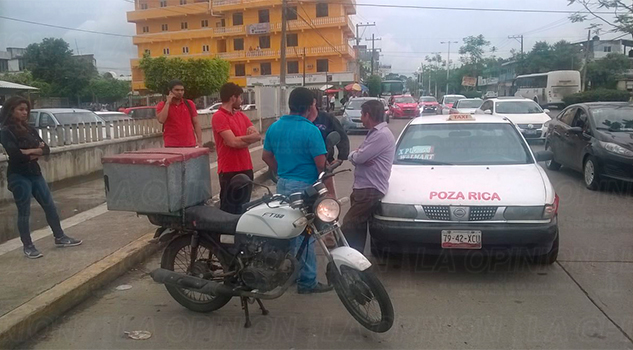 Taxi embiste a motociclista