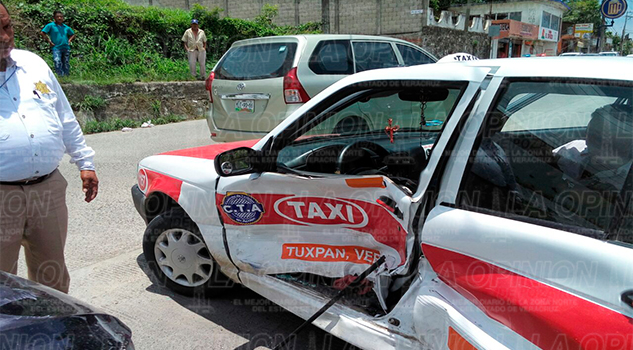 Taxista provoca accidente Taxista provoca accidente1