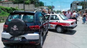 Taxista provoca accidente