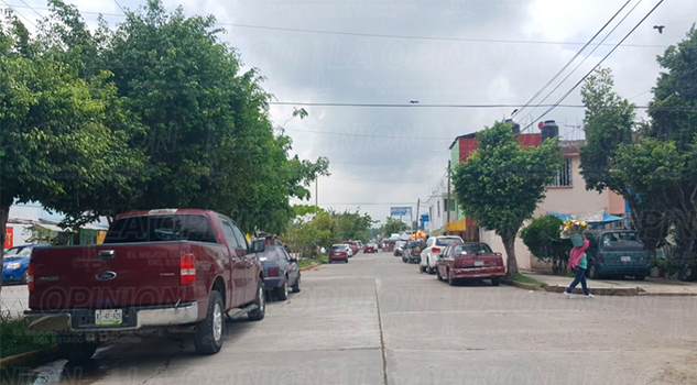 Toman avenida como estacionamiento en Fracc. Kawatzin Toman avenida como estacionamiento en Fracc. Kawatzin