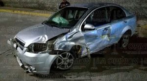 Destroza su automóvil y portón de residencia Tuxpan Destroza Auto Portón