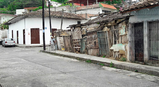Un grave peligro para los transeúntes las casas antiguas Un grave peligro para los transeúntes las casas antiguas