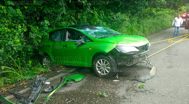 Vuelca auto compacto en la 180