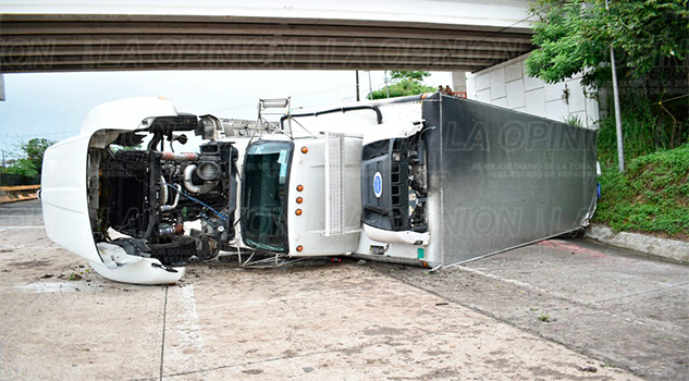 Vuelca camión propiedad de OXXO en la carretera Tuxpan-Poza Rica Vuelca camión propiedad de OXXO en la carretera Tuxpan-Poza Rica