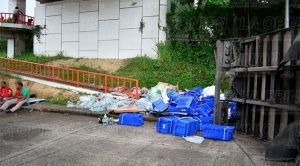 Vuelca camión propiedad de OXXO en la carretera Tuxpan-Poza Rica
