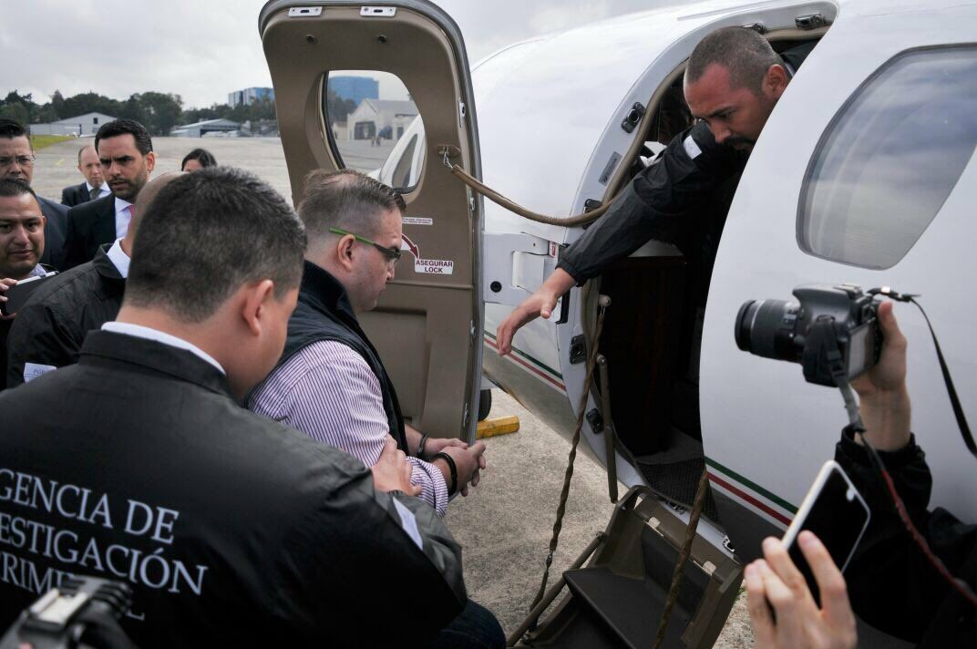 Duarte a punto de partir a México Duarte sube a su avión