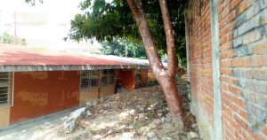 Barda se cierne amenazadora sobre escuela primaria