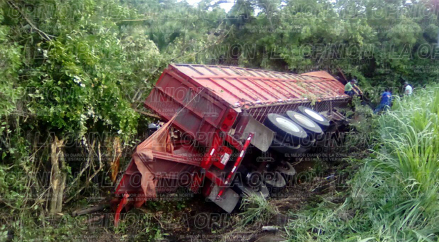 Tractocamión cae al barranco barrancofondo