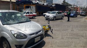 Motociclistas embestidos por auto compacto