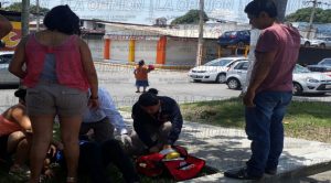 Motociclistas embestidos por auto compacto