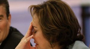 Elba Esther gana amparo para definir prisión domiciliaria