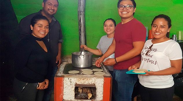 Estudiantes fabrican estufa ecológica para comunidades rurales