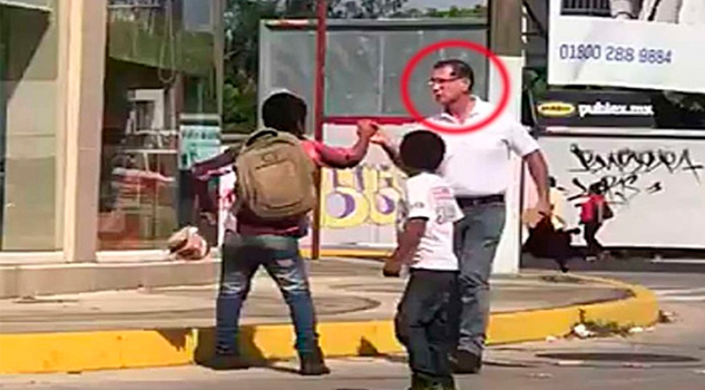 ‘¡Me quiere robar!’, gritó niño y funcionario le tiró sus dulces