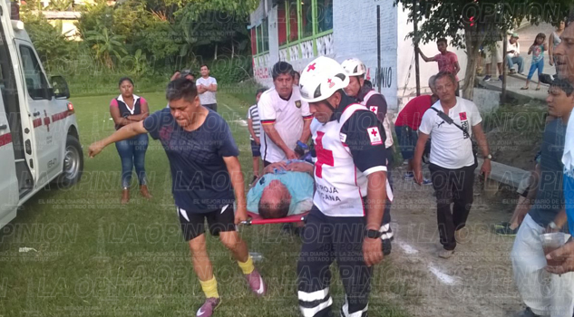 Se fractura la pierna en pleno partido