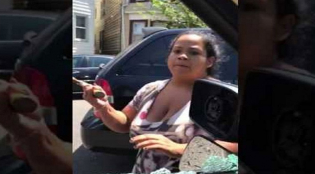 Mujer ataca a martillazos el automóvil de su marido infiel