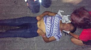 Embarazada cae de moto