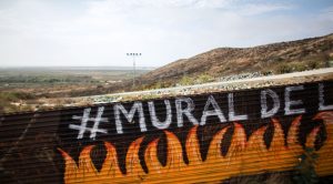 El pintor que desafía a Donald Trump con su “Muro de la Fraternidad”