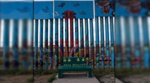 El pintor que desafía a Donald Trump con su “Muro de la Fraternidad”