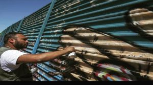 El pintor que desafía a Donald Trump con su “Muro de la Fraternidad”