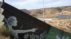 El pintor que desafía a Donald Trump con su “Muro de la Fraternidad”