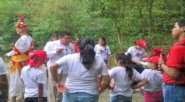 Curso de verano en el Kiwikgolo El Parque Ecológico Kiwikgolo invita a niños de 6 a 14 años a participar en el curso de verano denominado “Ecocultuveraneando” con Kiwikgolo, a realizarse del 28 de julio al 13 de agosto en este parque, donde los niños podrán estar en contacto con la naturaleza, dar paseos a caballo, conocer acerca de la flora y fauna, así como otras divertidas actividades que representan una opción más de esparcimiento. Reynaldo Carranza, director del parque, informó que además se contará con transporte del centro de la ciudad al parque y de regreso, esto con el objetivo de facilitar la llegada de los niños, todo esto como parte de las estrategias de promoción del parque; el curso tendrá un costo de 50 pesos diarios, y se impartirá de jueves a domingo, esto con el objetivo de atender a los demás visitantes el resto de la semana. En este sentido, invitó al público en general a visitar el Kiwikgolo, donde ya funciona el restaurante y se está trabajando para que muy pronto estén al cien por ciento todos los espacios, y poder ofrecer más opciones a los visitantes.